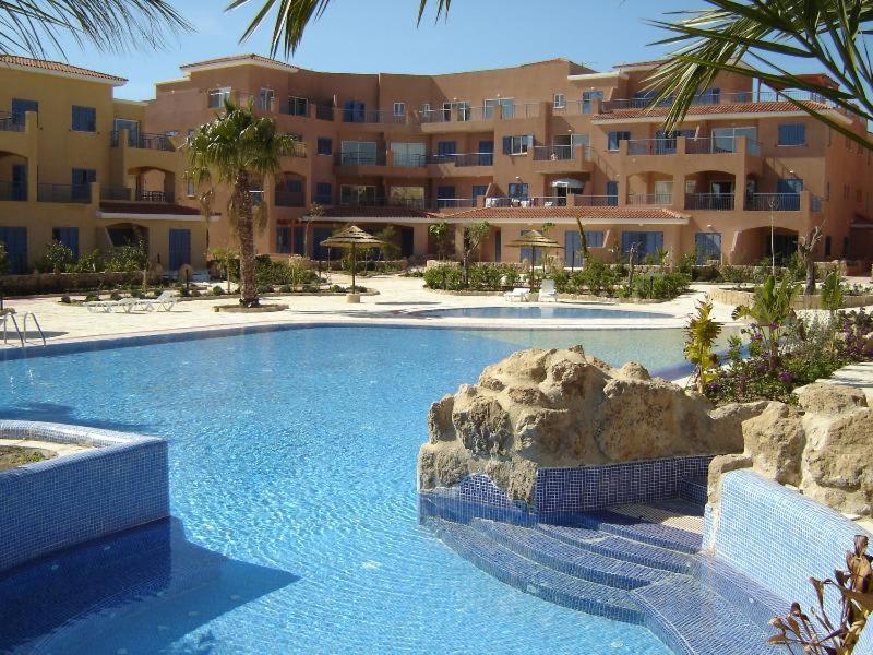 Stylish 1 Bedroom Apartment In Limnaria Gardens Paphos Bagian luar foto