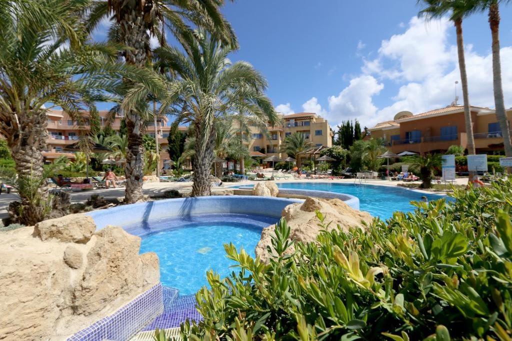 Stylish 1 Bedroom Apartment In Limnaria Gardens Paphos Ruang foto